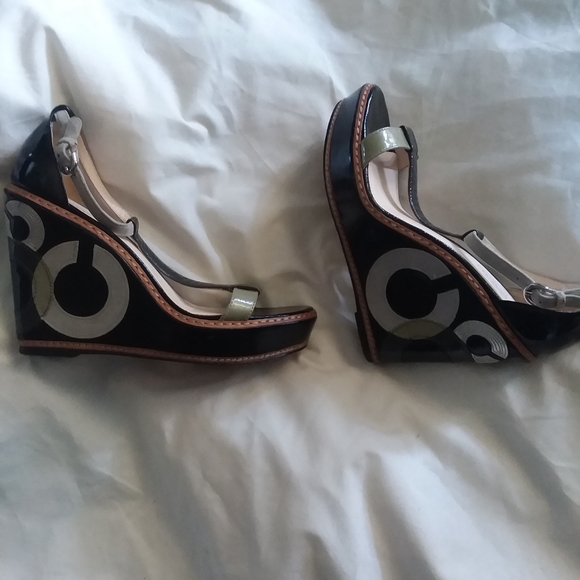 Women Sandals color black/olive size 7B - Picture 3 of 6